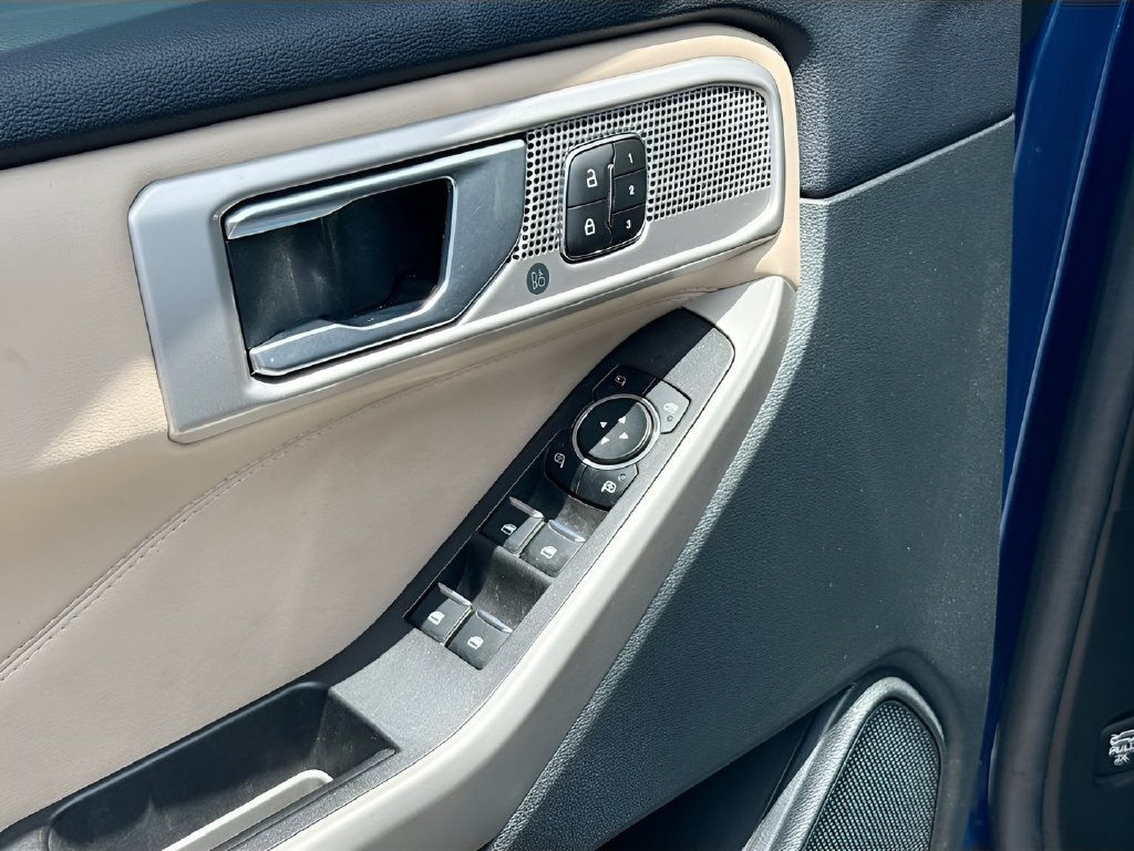 2023 Ford Explorer photo 18 of 34
