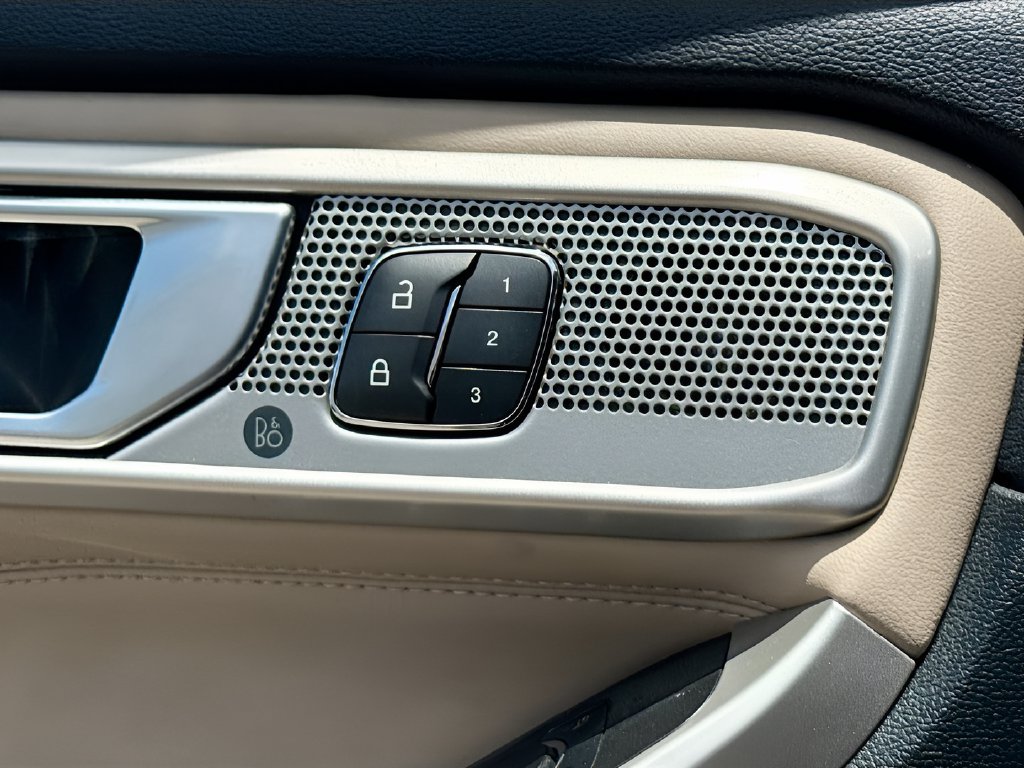 2023 Ford Explorer photo 19 of 34