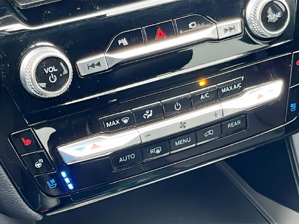 2022 Ford Explorer photo 16 of 37