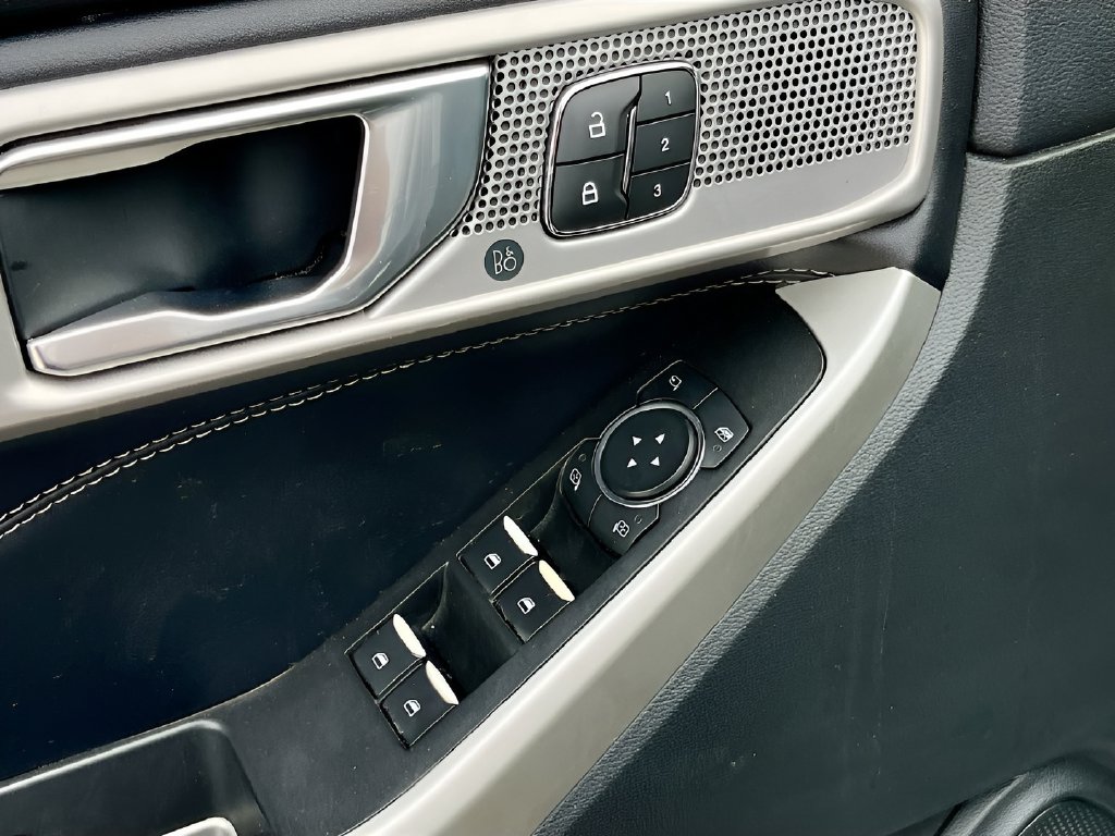 2022 Ford Explorer photo 18 of 37