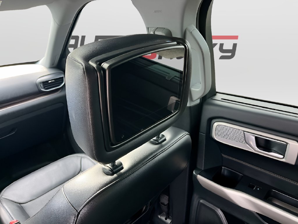 2022 Ford Explorer photo 27 of 37