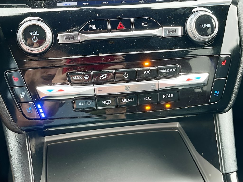 2023 Ford Explorer photo 16 of 35