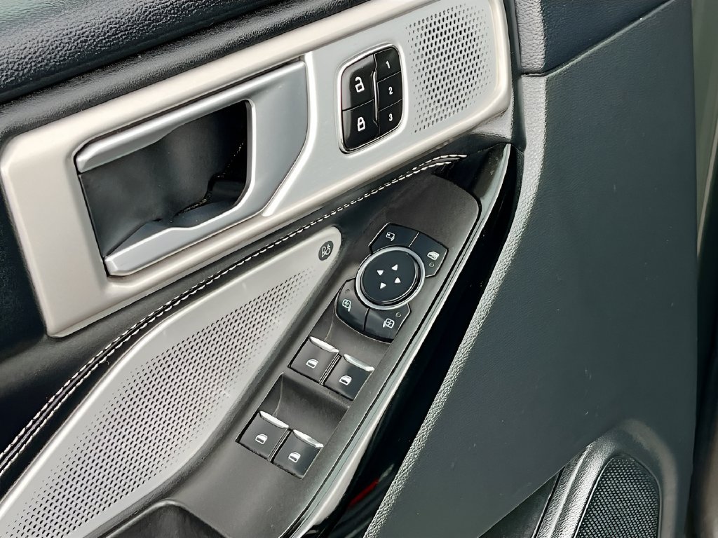 2023 Ford Explorer photo 18 of 35