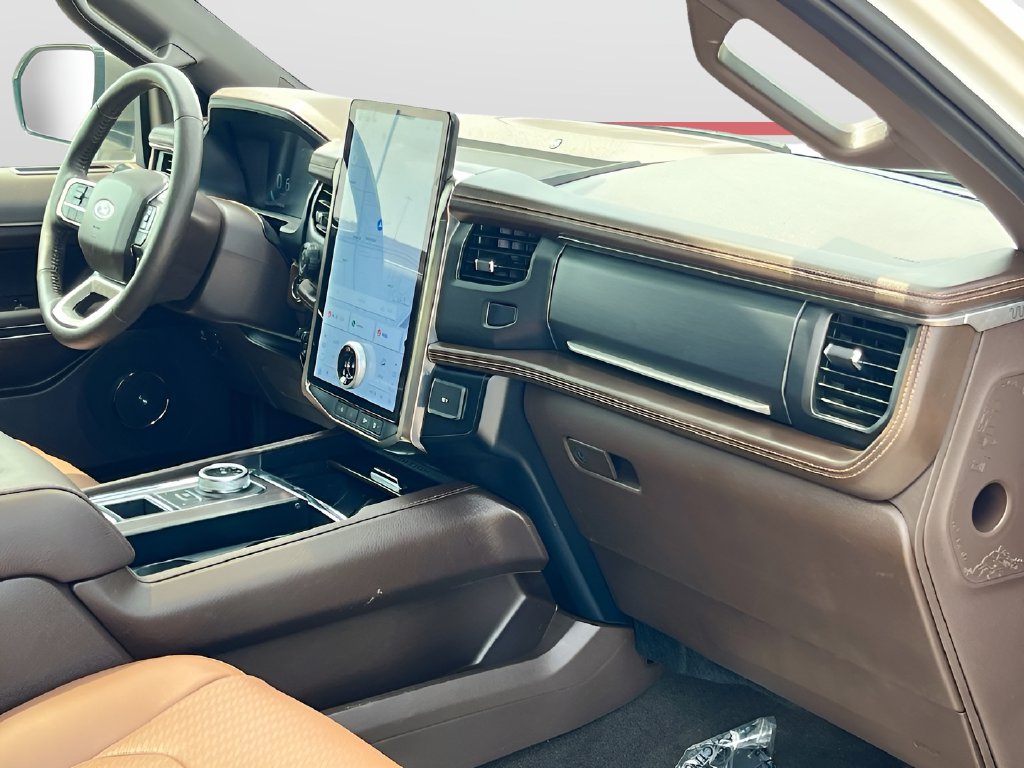 2024 Ford Expedition photo 32 of 37