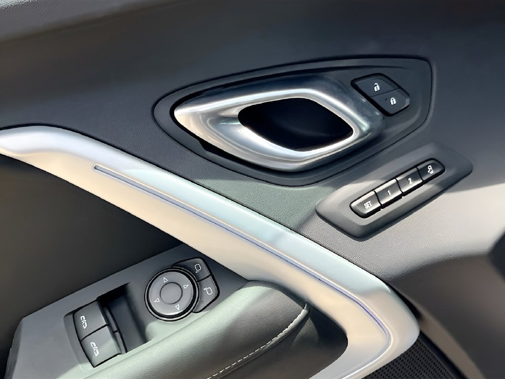 2023 Chevrolet Camaro photo 17 of 31