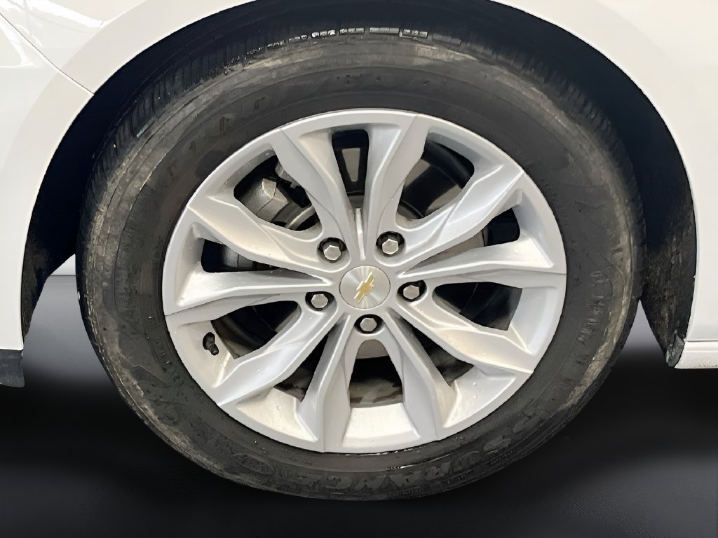 Used 2025 Summit White Chevrolet LT image 31