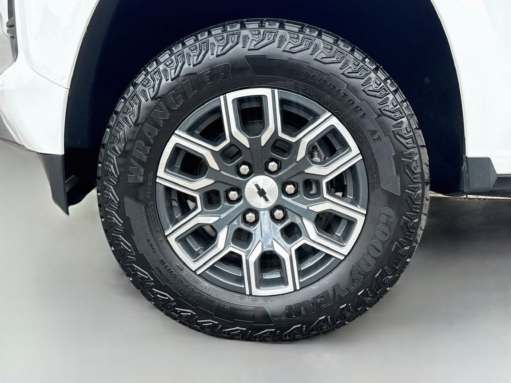 2024 Chevrolet Colorado photo 32 of 33