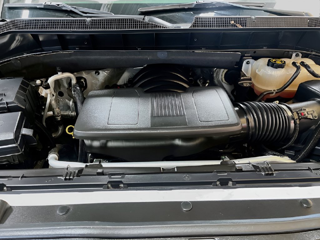 Used 2022 Summit White Chevrolet LTZ image 32