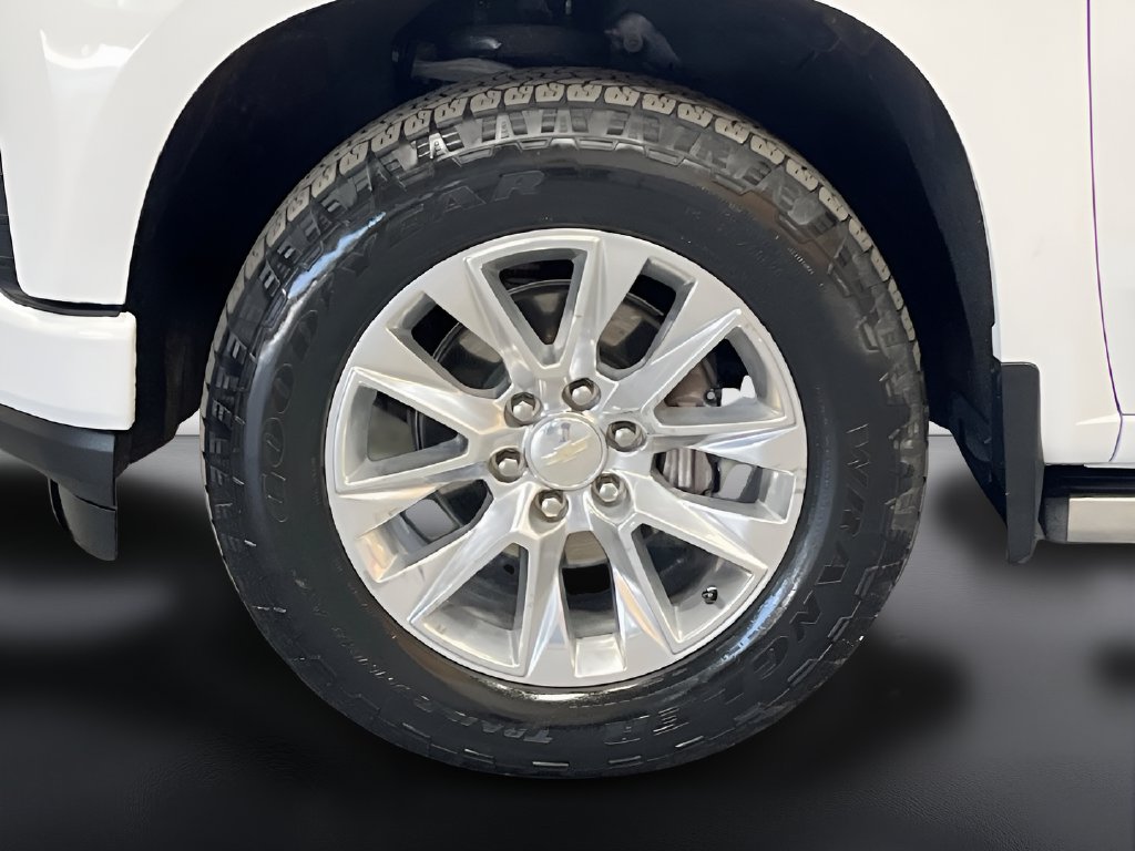 Used 2022 Summit White Chevrolet LTZ image 33