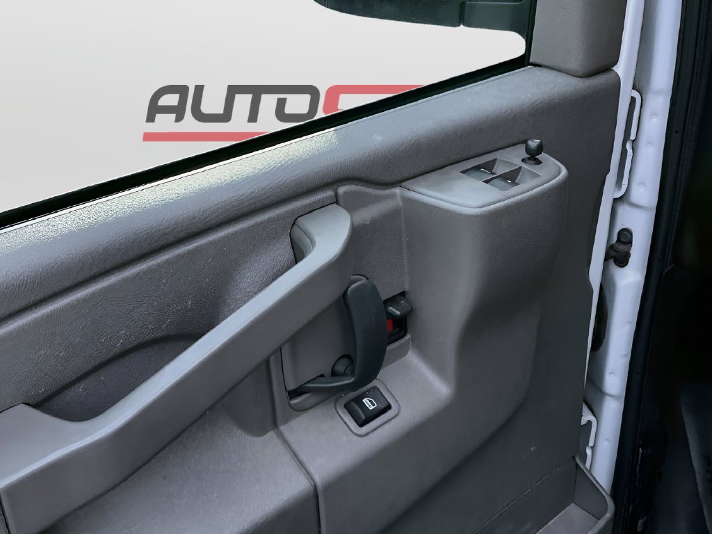 2024 Chevrolet Express 2500 photo 17 of 28