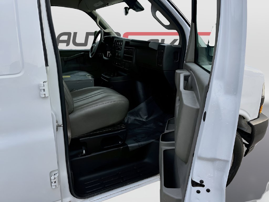 2024 Chevrolet Express 2500 photo 24 of 28