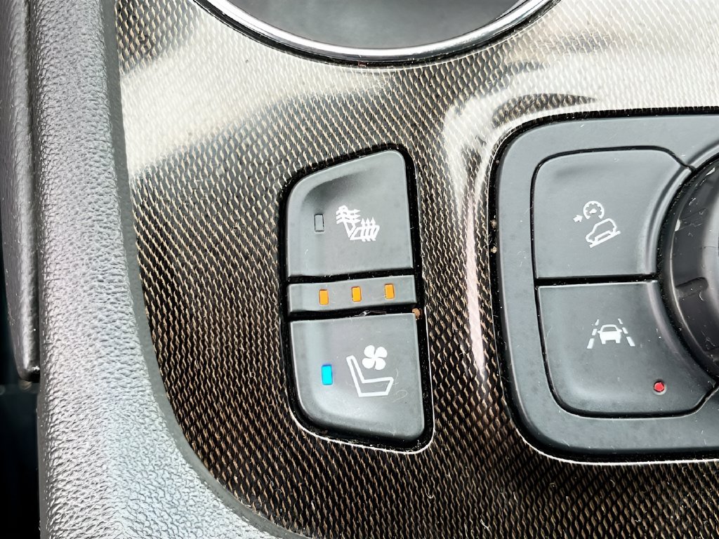 2023 GMC Acadia photo 21 of 36