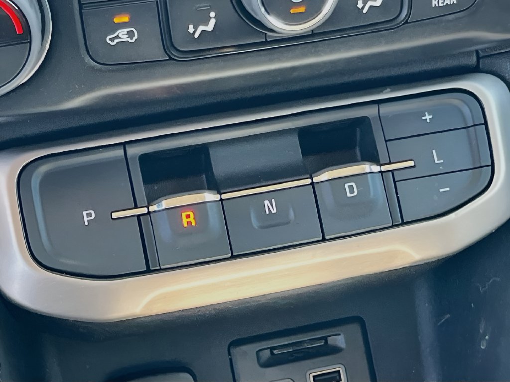2023 GMC Acadia photo 17 of 36