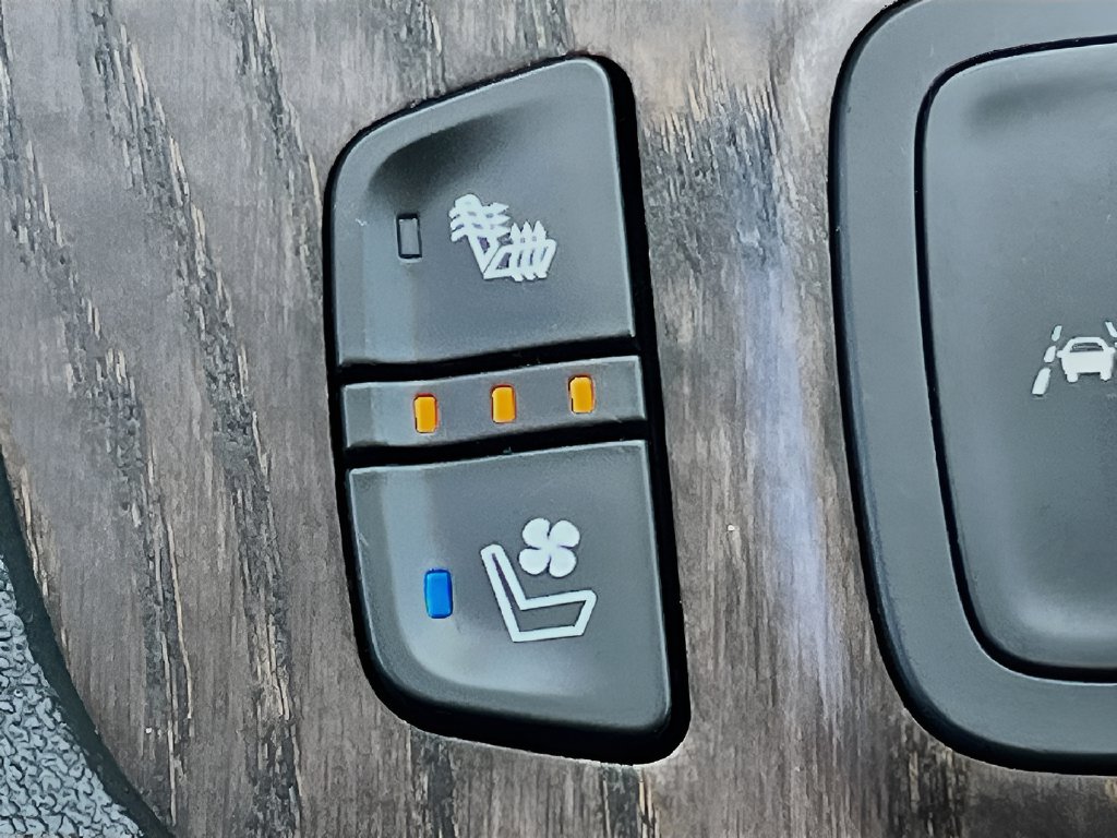 2023 GMC Acadia photo 21 of 36
