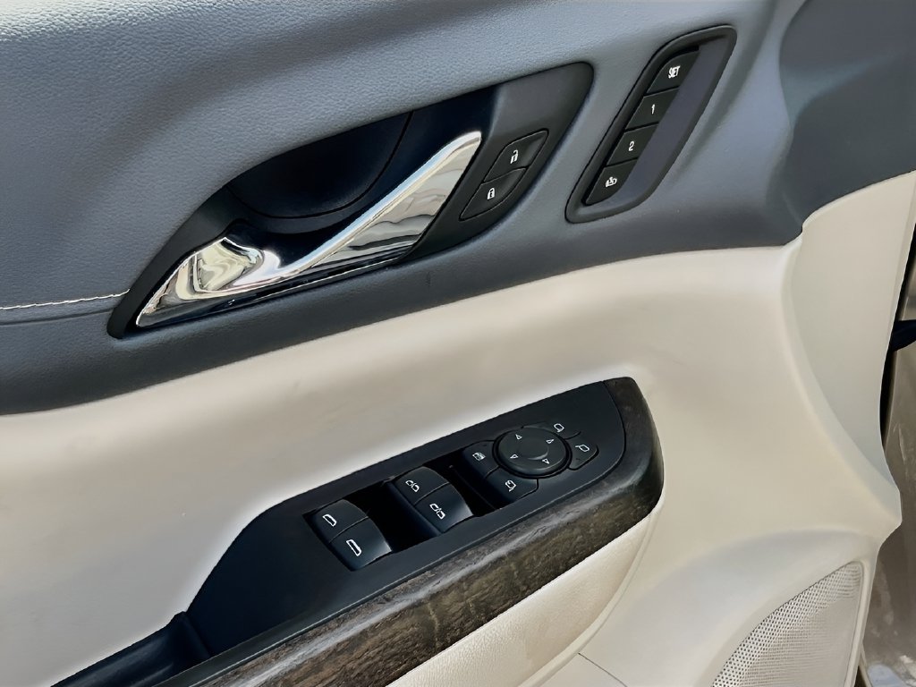 2023 GMC Acadia photo 18 of 34