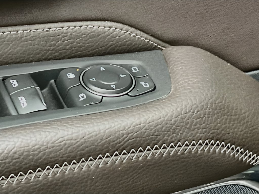 2023 GMC Yukon XL photo 17 of 32