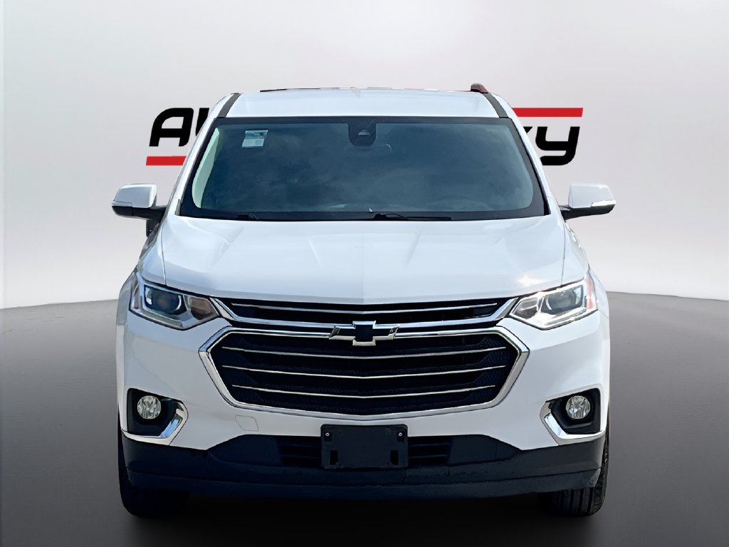2021 Chevrolet Traverse photo 2 of 32