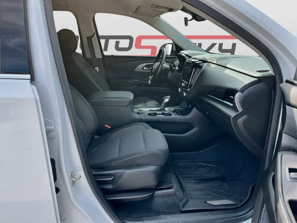2021 Chevrolet Traverse photo 28 of 32