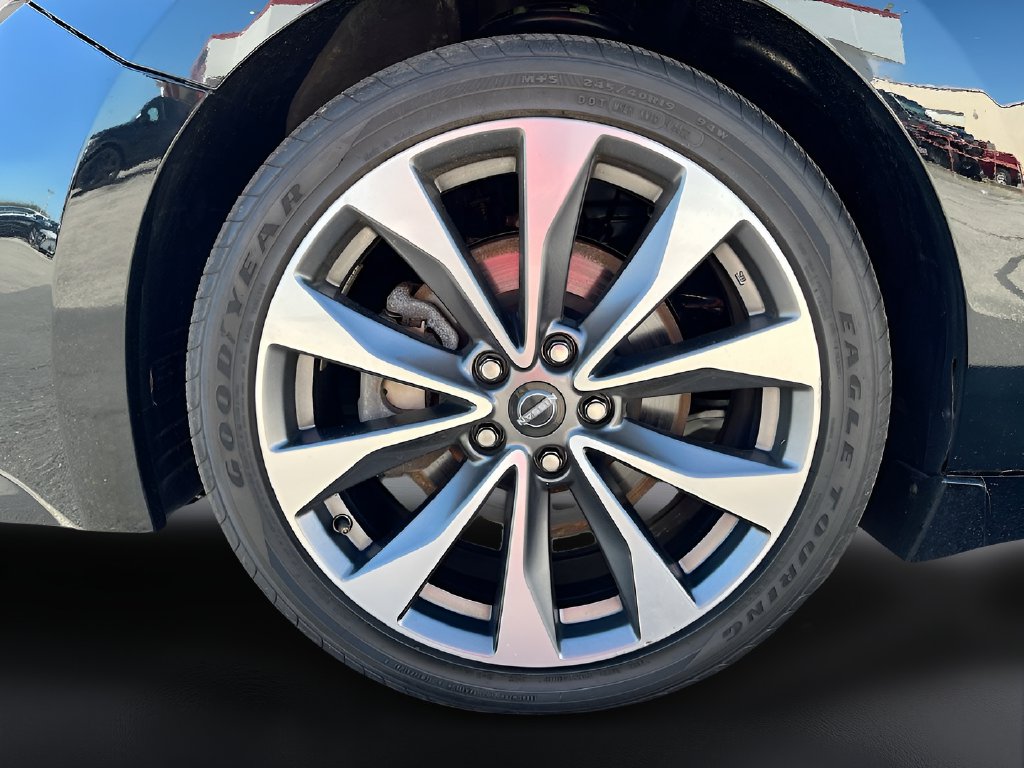 2023 Nissan Maxima photo 32 of 33