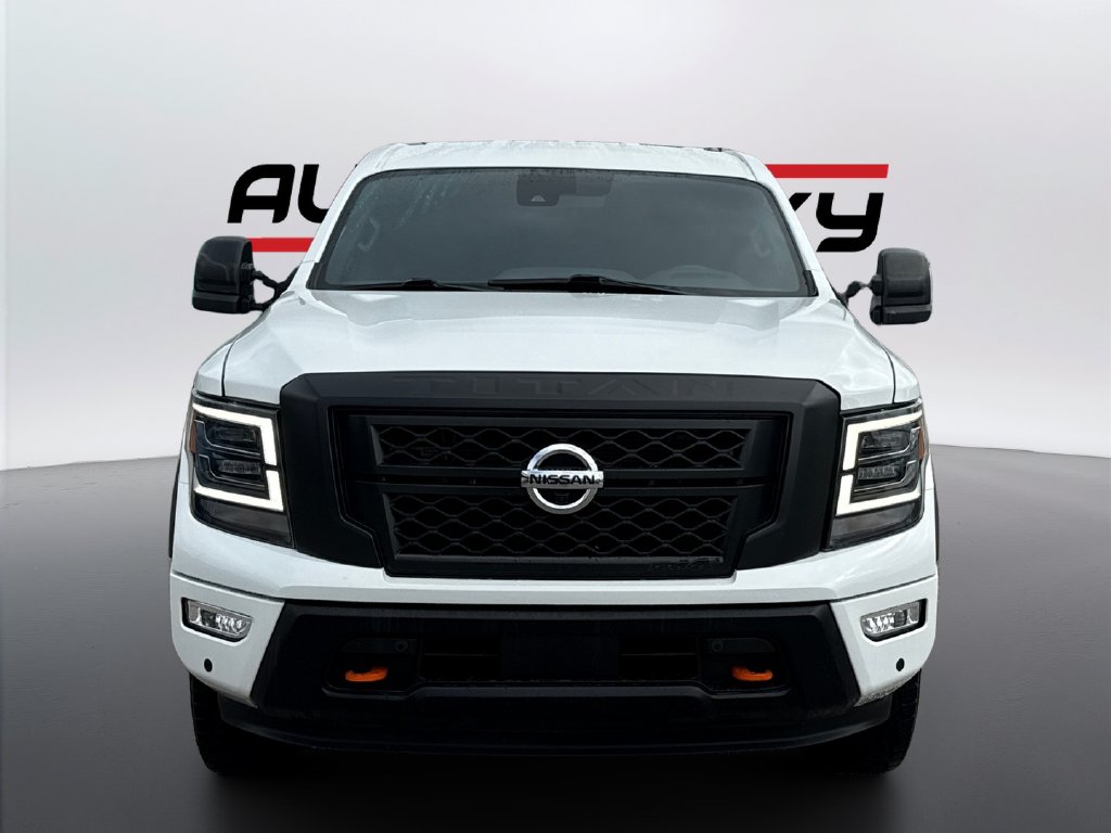 2023 Nissan Titan photo 2 of 18