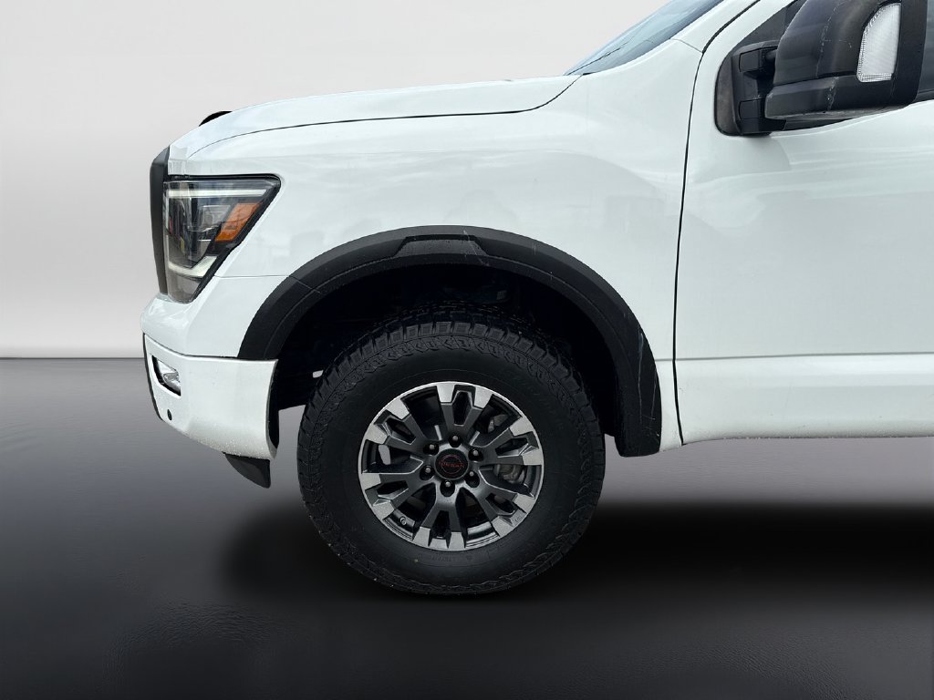 2023 Nissan Titan photo 9 of 18