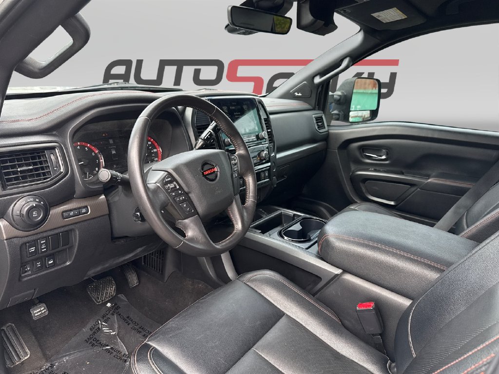 2023 Nissan Titan photo 10 of 18