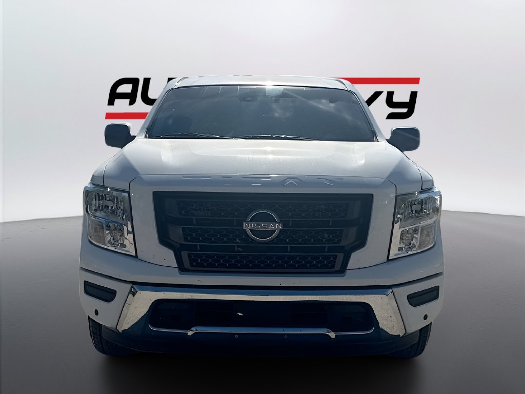 2024 Nissan Titan photo 2 of 31
