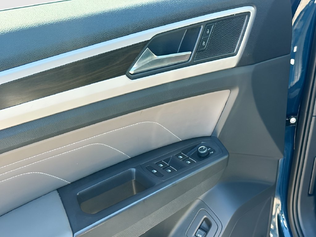 2023 Volkswagen Atlas photo 17 of 33