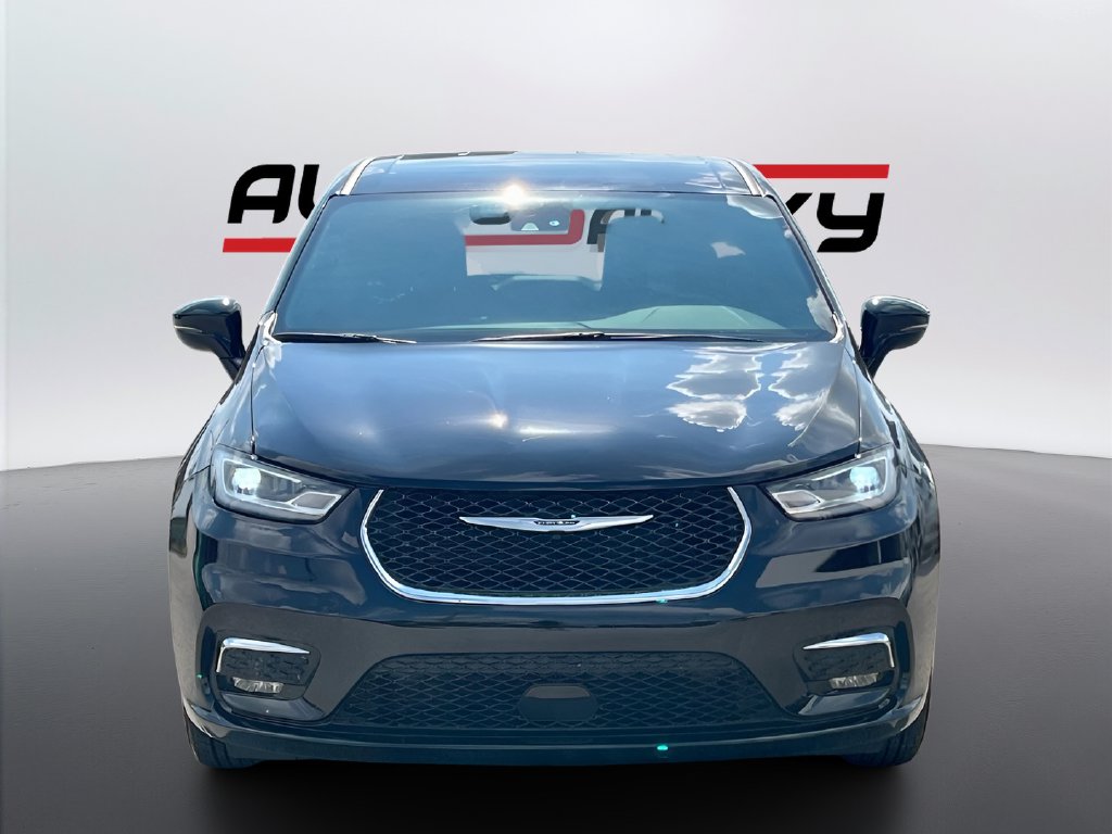 2026 Chrysler Pacifica photo 2 of 33