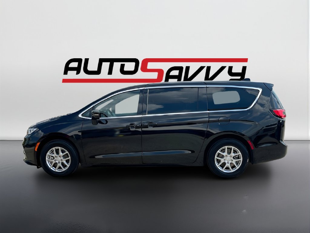 2026 Chrysler Pacifica photo 4 of 33