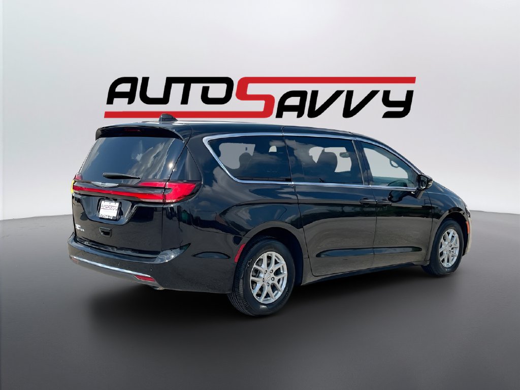 2026 Chrysler Pacifica photo 7 of 33