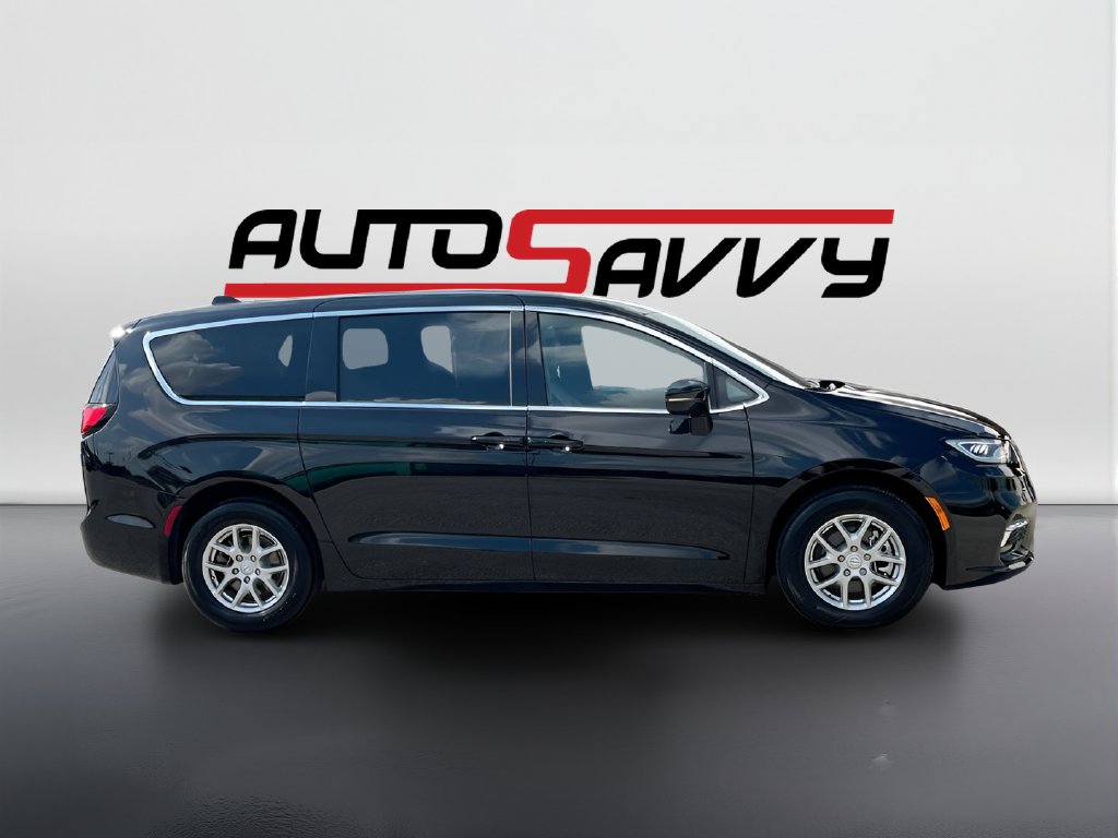 2026 Chrysler Pacifica photo 8 of 33