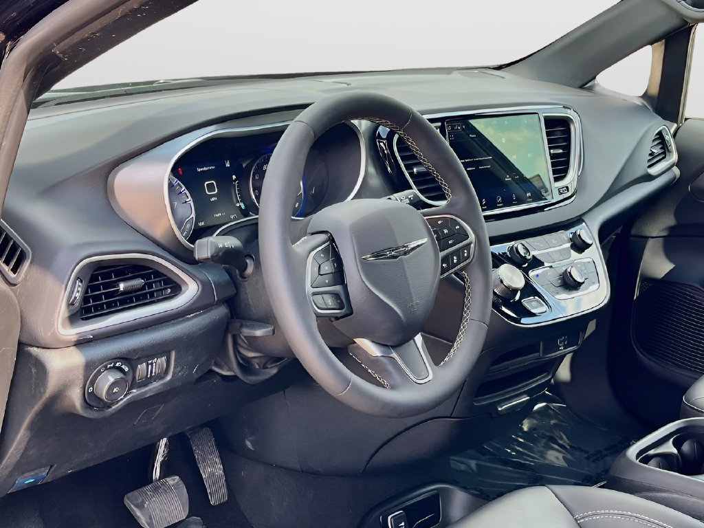 2026 Chrysler Pacifica photo 9 of 33