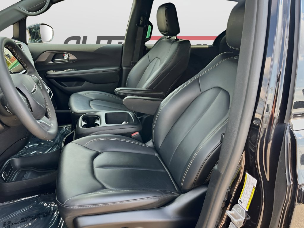 2026 Chrysler Pacifica photo 20 of 33