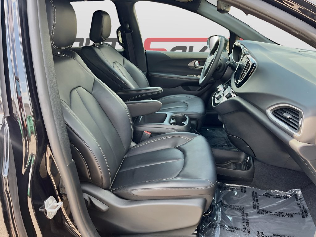 2026 Chrysler Pacifica photo 28 of 33