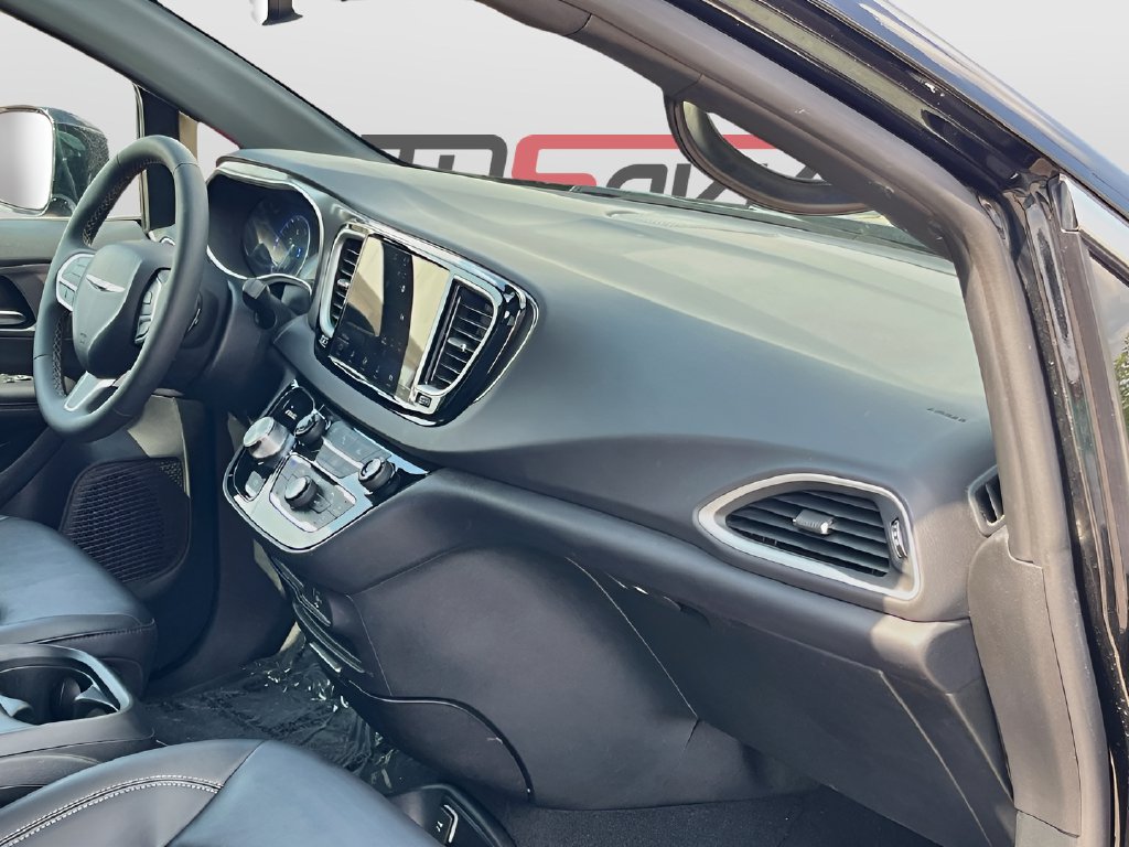 2026 Chrysler Pacifica photo 29 of 33