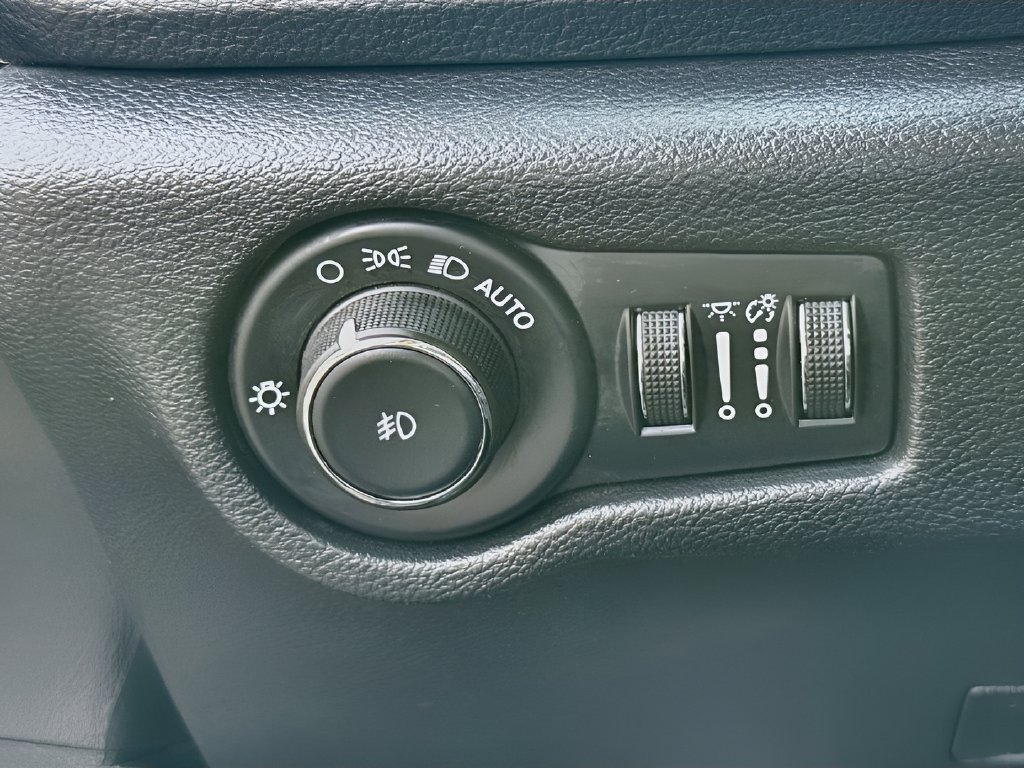 2025 Chrysler Pacifica photo 10 of 34