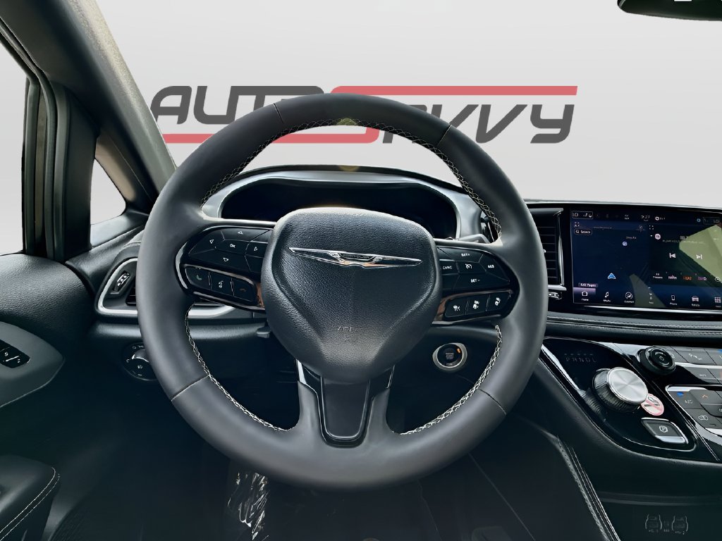 2025 Chrysler Pacifica photo 11 of 34