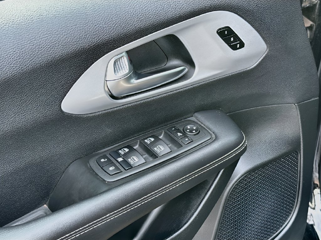 2025 Chrysler Pacifica photo 18 of 34