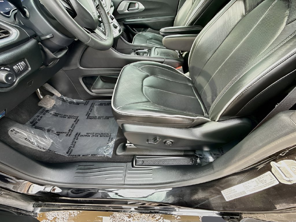 2025 Chrysler Pacifica photo 19 of 34