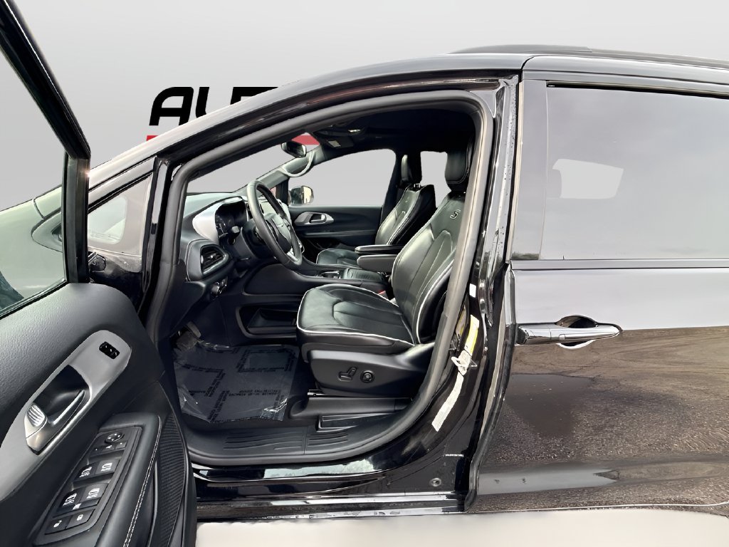 2025 Chrysler Pacifica photo 21 of 34