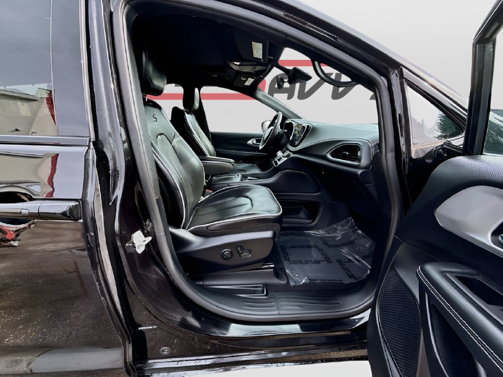 2025 Chrysler Pacifica photo 30 of 34