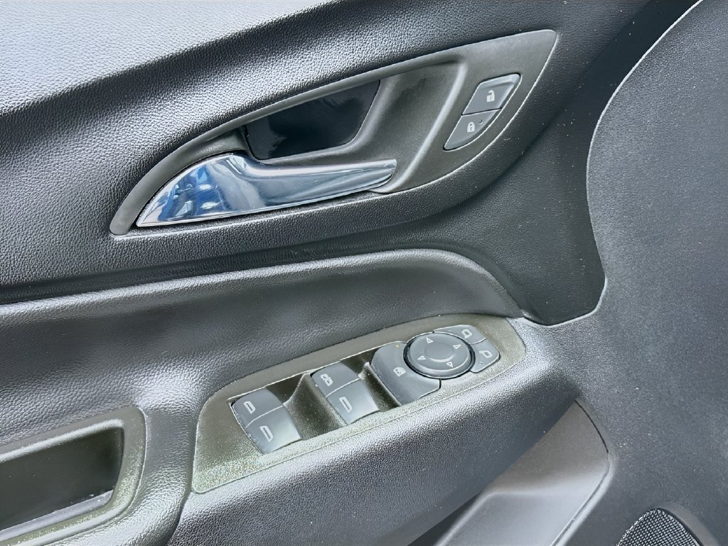 2023 Chevrolet Equinox photo 17 of 31