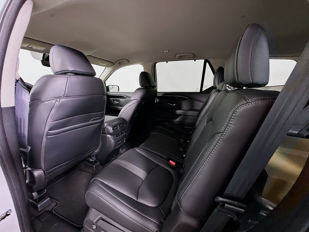 2025 Honda Pilot photo 4 of 27
