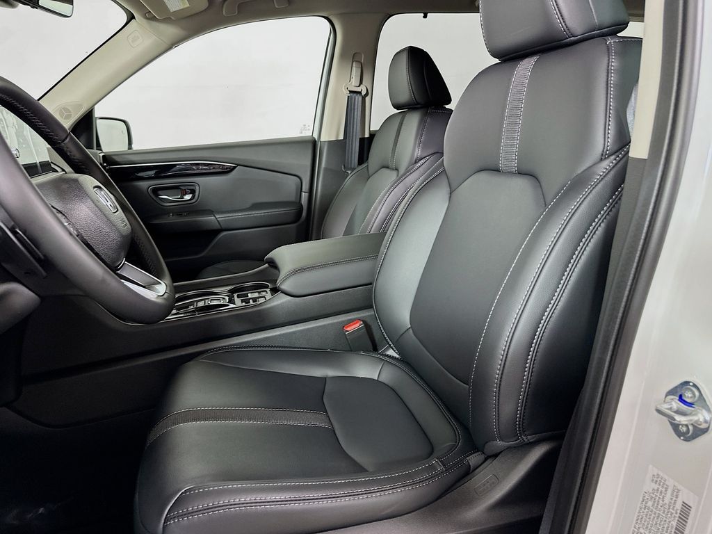 2025 Honda Pilot photo 8 of 27