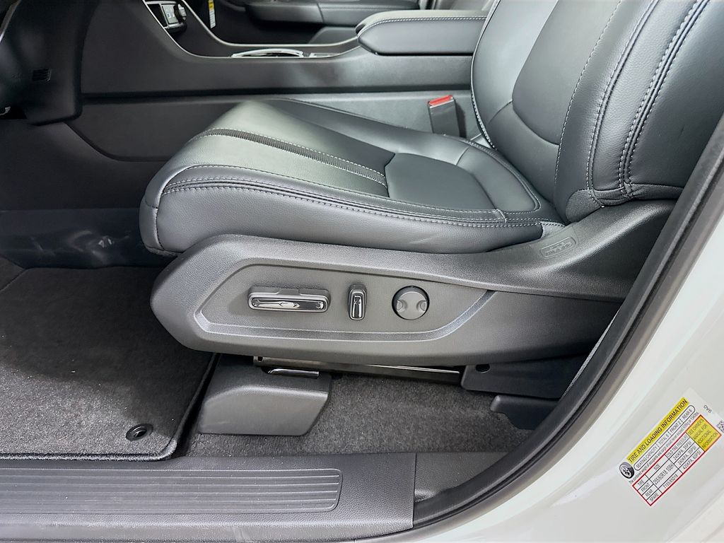 2025 Honda Pilot photo 9 of 27