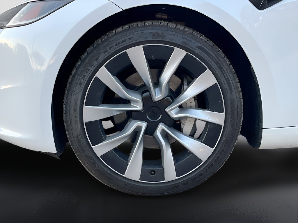 2024 Tesla Model 3 photo 31 of 32