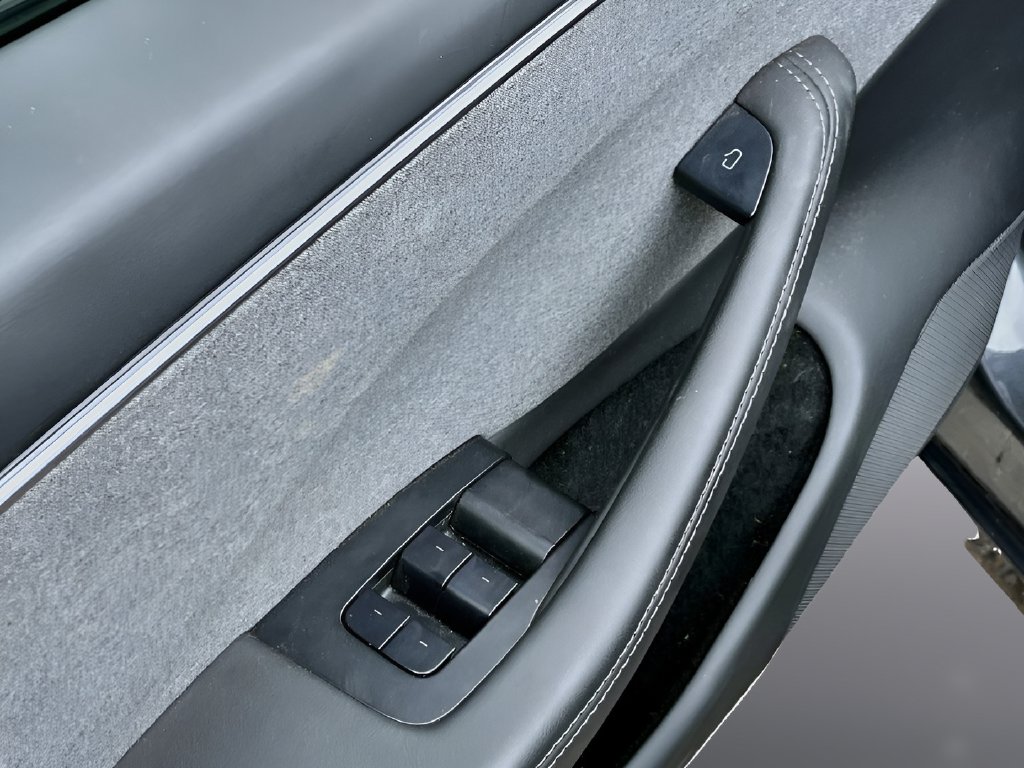 2025 Tesla Model 3 photo 17 of 32