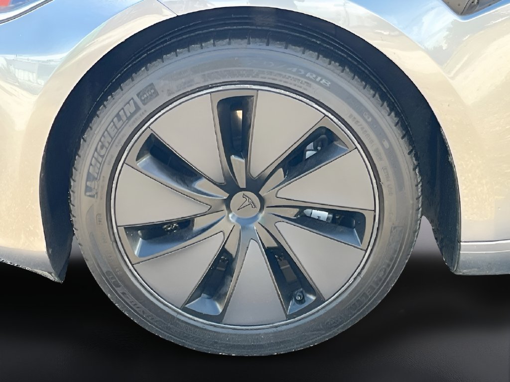 2025 Tesla Model 3 photo 32 of 34