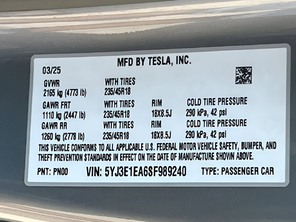 2025 Tesla Model 3 photo 33 of 34